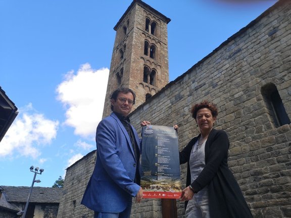 Pla mitjà de la vicepresidenta del Consorci Patrimoni Mundial de la Vall de Boí i alcaldessa de la Vall de Boí, Sònia Bruguera, i el director de l'OJC, Alfons Reverté, presentant el Festival OJC el 29 de juny de 2021. (Horitzontal)