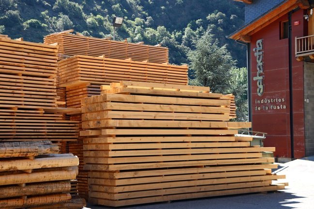 Pla general de l'empresa Fustes Sebastia de Rialp, al Pallars Sobirà. Imatge del dia 23 de juny del 2021. (Horitzontal)