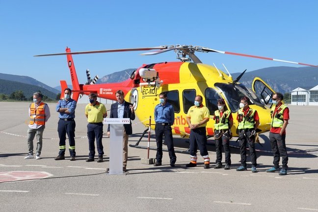 Pla general del director de Prevenció, Extinció d’Incendis i Salvaments, Joan Delort, presentant el nou helicòpter de rescat medicalitzat amb base al Pirineu a l'aeroport de la Seu amb professionals i autoritats, el 5 de juliol de 2021. (Horitzontal).