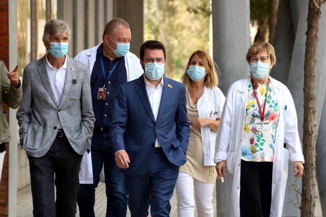 El president del Govern, Pere Aragonès, i el conseller de Salut, Josep Maria Argimon, s'han reunit aquest diumenge amb treballadors de l'Hospital Universitari de Bellvitge, l'11 de juliol del 2021. (Horitzontal)