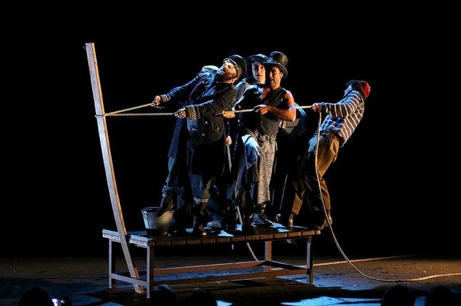 Pla general de la companyia Teatre Gorakada, del País Basc, en plena funció de Moby Dick al Festival Esbaiola't. Imatge d'Oriol Riart. 22 de Juliol de 2018. (Horitzontal) 