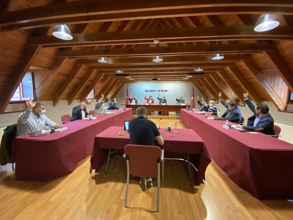 Pla general dels assistents a la sessió plenària del Conselh Generau d'Aran on s'ha aprovat una declaració en suport a la candidatura de Jocs d'Hivern Pirineus-Barcelona 2030. Imatge del 10 de setembre de 2021. (Horitzontal)
