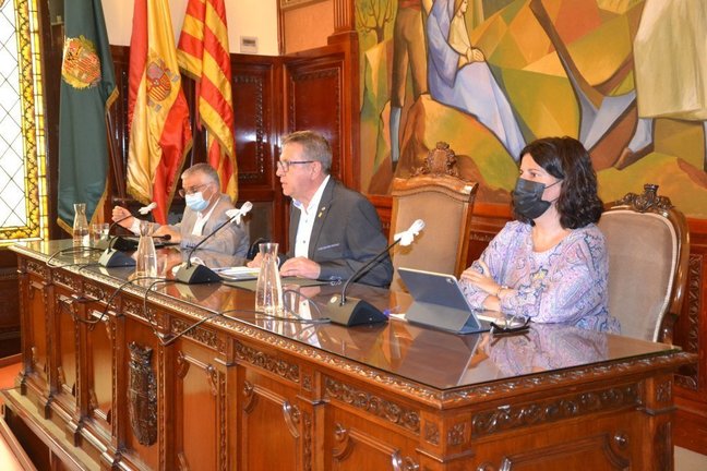 Pla mitjà del president de la Diputació de Lleida, Joan Talarn, amb el vicepresident Jordi Latorre i la portaveu d'ERC, Mercè Carulla, durant el Ple de la institució del 16 de setembre del 2021. (Horitzontal)