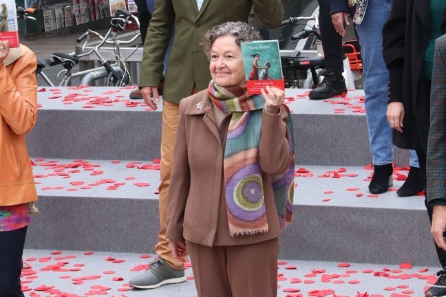 Pla americà de l'escriptora Maria Barbal, guardonada amb el Premi d'Honor de les Lletres Catalanes i el Premi Josep Pla, a la foto de Sant Jordi de TV3. Imatge del 20 d'abril de 2021. (Horitzontal). 