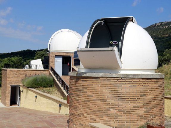 Pla general del telescopi amb el qual s'ha observat l'eclipsi solar parcial al Parc Astronòmic del Montsec a Àger, el 10 de juny de 2021. (Horitzontal)