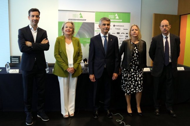 Pla sencer del president de la Trobada Empresarial al Pirineu, Vicenç Voltes, amb altres membres de l'entitat, el 23 de setembre a la Llotja de Lleida. (Horitzontal)