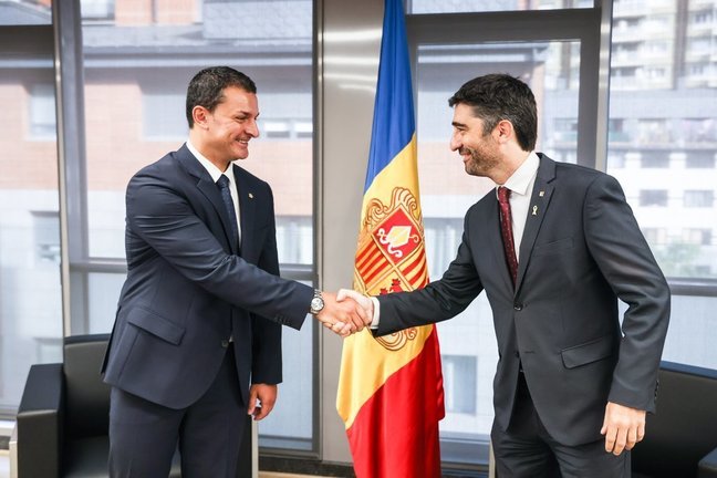 Pla mitjà on es pot veure el vicepresident del Govern, Jordi Puigneró, i el ministre de la Presidència d'Andorra, Jordi Gallardo, encaixant les mans, el 23 de setembre de 2021. (Horitzontal)