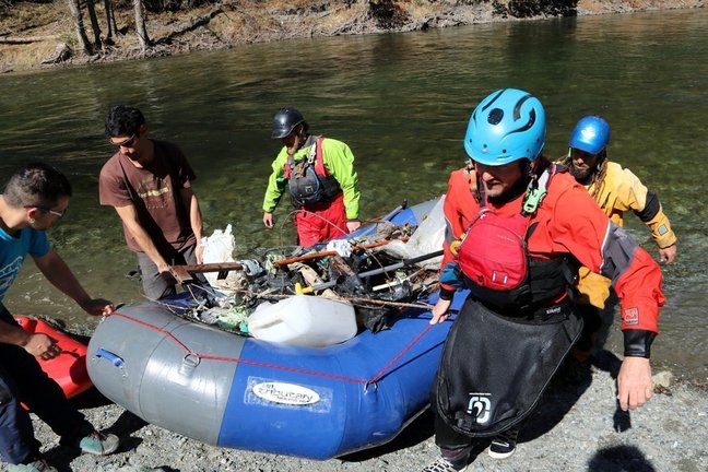 Voluntaris que han participat a la neteja del riu Noguera Pallaresa amb una barca plena de deixalles que han tret de l'aigua el 12 de mar√ß del 2019. (horitzontal)