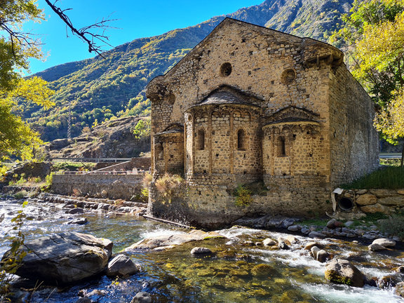 Pla general de l'esgl√©sia de Sant Joan d'Isil, al Pallars Sobir√†, el 26 d'octubre del 2021. (Horitzontal)