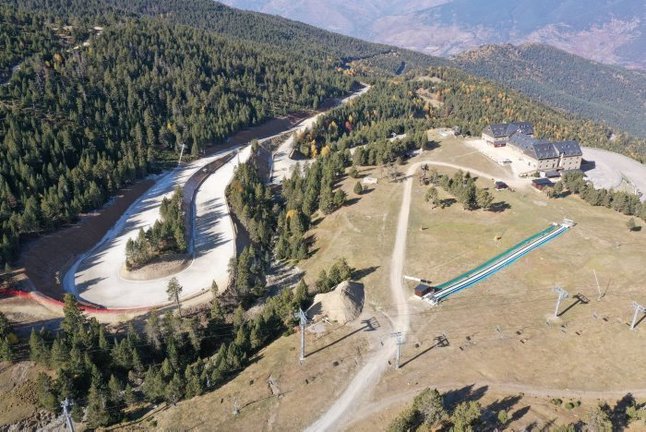Pla general de la zona on s'ha habilitat el nou aparcament de l'estació d'esquí de Port Ainé (Pallars Sobirà). Imatge publicada el 3 de novembre de 2021. (Horitzontal)