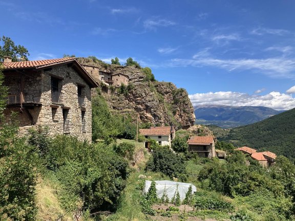 Pla obert on es veuen diverses cases del nucli del Querforadat, a Cava (Alt Urgell) i el paisatge de muntanya que l'envolta en una imatge d'arxiu. Imatge publicada el 3 de novembre de 2021. (Horitzontal)