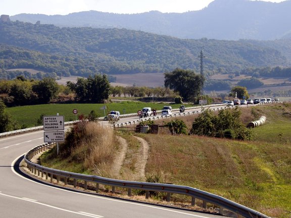 Pla general d'una part de la caravana de vehicles que han participat a la marxa lenta contra la MAT d'Osca al Pallars al seu pas per Isona, el 9 d'octubre de 2021. (Horitzontal)