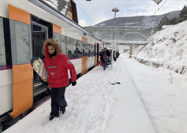 Pla general dels viatgers baixant del primer Tren Blanc de la temporada a La Molina. Imatge de l'11 de desembre de 2021 (Horitzontal)