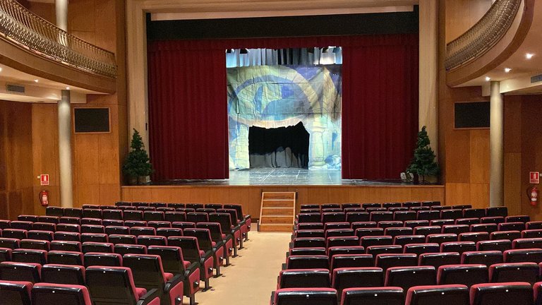 Pla obert de part del pati de butaques del teatre del Casino Ceretà de Puigcerdà i l'escenari al fons. Imatge del 15 de desembre de 2021. (Horitzontal)