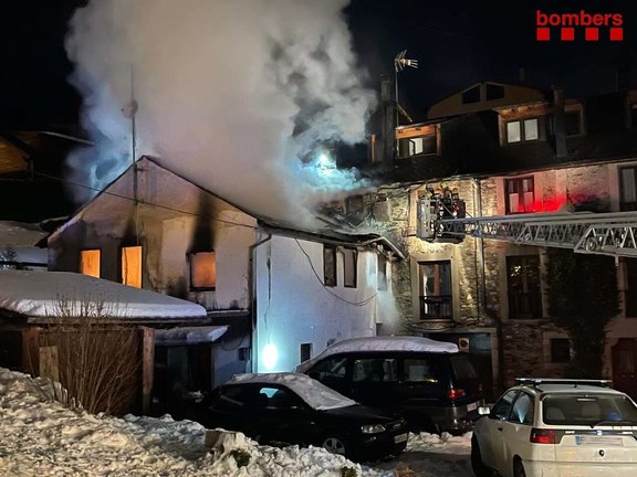 Pla general de la casa incendiada d'Alp amb intervenci√≥ dels Bombers de la Generalitat, el 17 de desembre de 2021 (Horitzontal)
