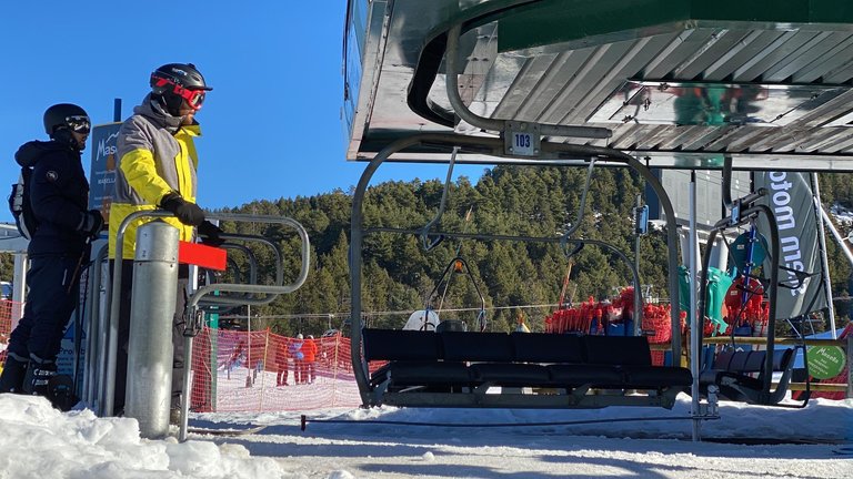 Pla sencer de dos esquiadors a Masella (Cerdanya) a punt d'accedir a una cadira d'un dels remuntadors de l'estació. Imatge publicada el 21 de desembre de 2021. (Horitzontal)