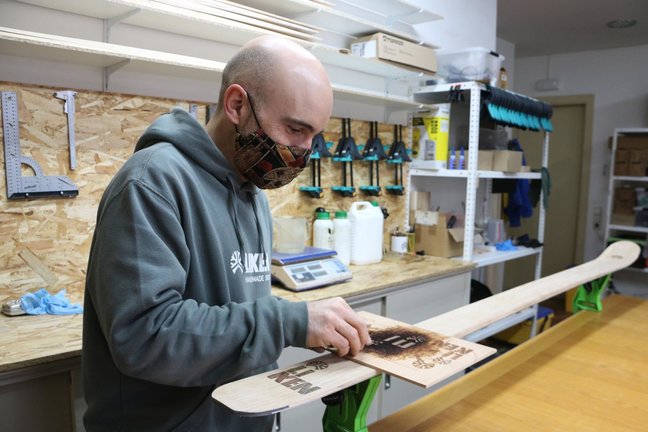 Pla general d'Oriol Bar√≥, fundador de Liken Skis, treballant al seu taller a La Pobla de Lillet. Imatge del 28 de desembre de 2021. (Horitzontal)
