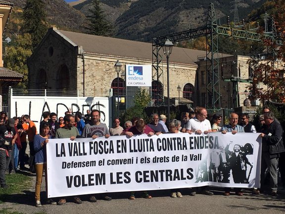 Imatge general dels primers manifestants amb la pancarta contra Endesa davant la central de Capdella, a la Vall Fosca, aquest 15 d'octubre del 2017 (horitzontal)