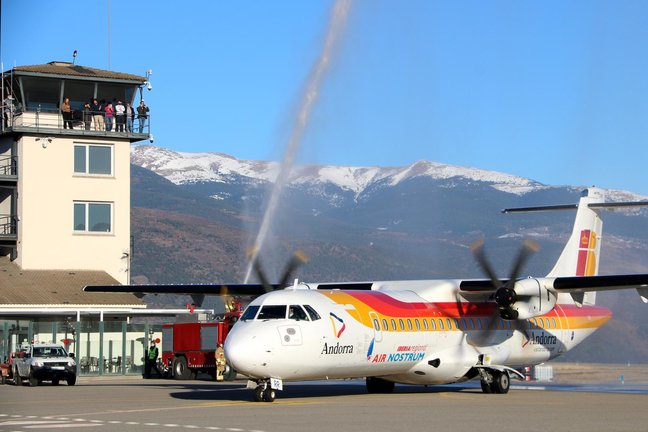 Pla de detall del bateig al primer vol regular entre l'aeroport Andorra-La Seu i Madrid. Imatge del 17 de desembre del 2021. (Horitzontal)