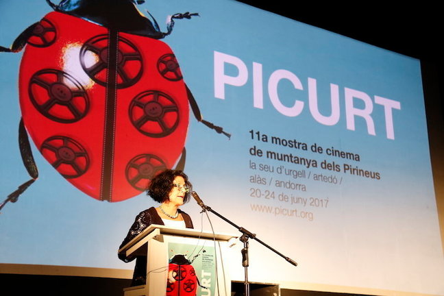En primer pla de la imatge la directora del PICURT, Montse Guiu, al fons el cartell del festival d'enguany. Imatge del 20 de juny de 2017. (horitzontal)