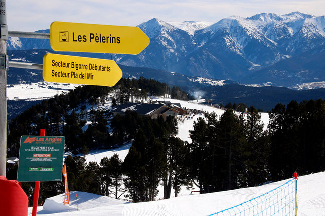 Pla mitj√† on es poden veure cartells indicatius a les pistes nord catalanes de Les Angles, el 8 de febrer de 2019. (Horitzontal)