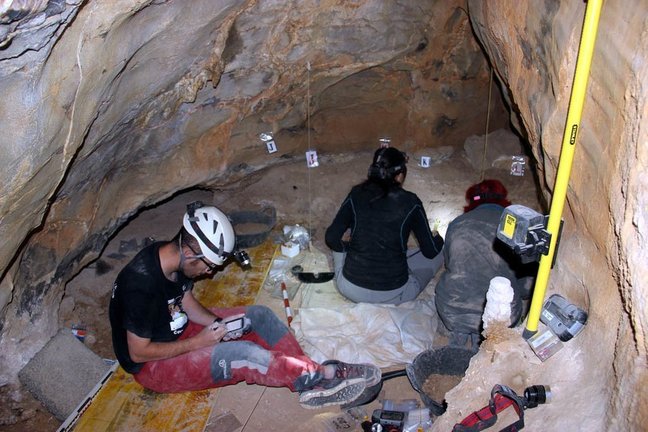 Tres persones excavant a la Cova dels Tritons, al municipi de Senterada, al Pallars Juss....... (horitzontal)