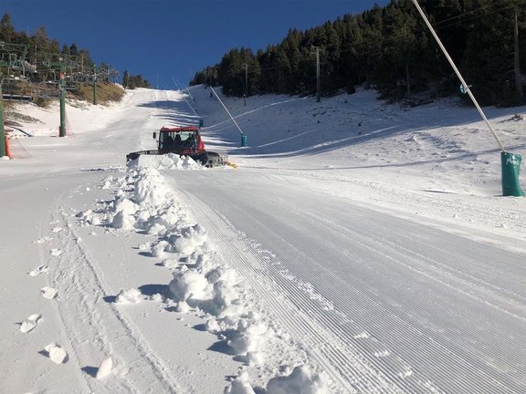 Una pista d'esquí de Masella trepitjada per una màquina a principis de novembre del 2019. (horitzontal)