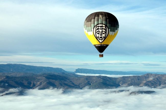 Imatge d'un globus sobrevolant la Conca de Tremp, dins l'√†mbit del Geoparc Or√≠gens, el 17 de novembre del 2019. (Horitzontal)