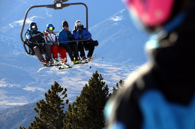 Pla curt on es poden veure esquiadors en un telecadira de les pistes de Font - Romeu Pyr√©n√©es 2000, l'11 de gener de 2020. (Horitzontal)