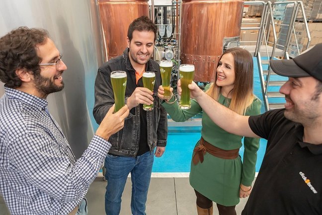 L'equip d'Oliba Green Beer brinda amb una gerra de cervesa el 8 de maig del 2020. (horitzontal)