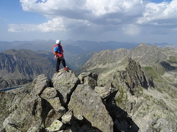 Pla general d'una persona fent alpinisme a la Vall de Boí. (horitzontal)