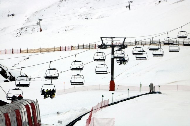 Pla obert on es pot veure un dels telecadires de l'estació d'esquí de Boí Taüll, el 16 de desembre de 2019. (Horitzontal)