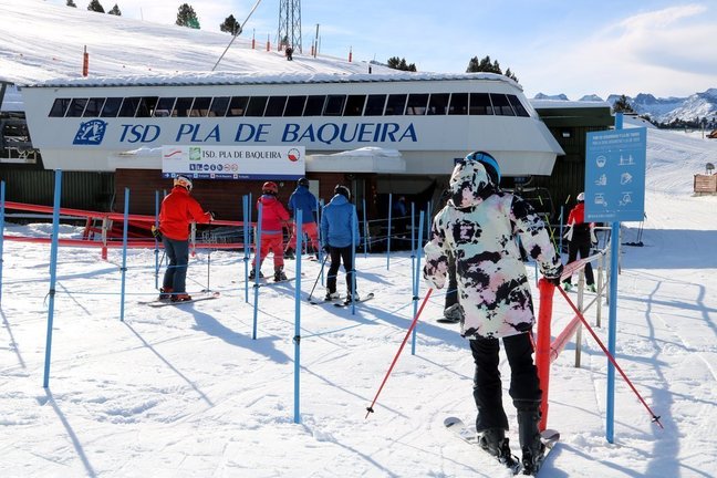 Pla general d'esquiadors dirigint-se a un telecadira a Baqueira Beret el 14 de desembre del 2020. (horitzontal)