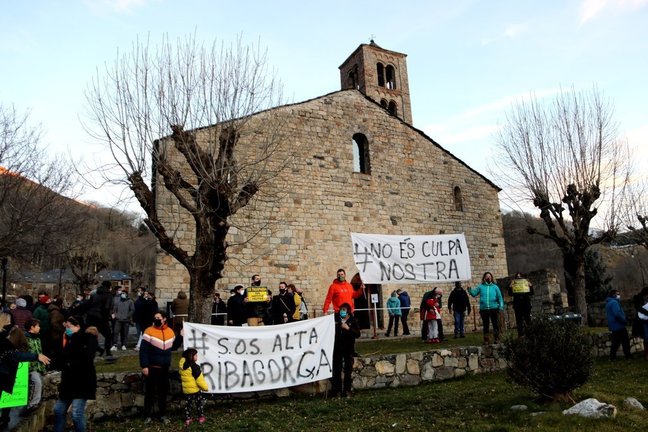 Pla general de manifestants del sector turístic de l'Alta Ribagorça davant Sant Climent de Taüll el 22 de desembre del 2020. (horitzontal)