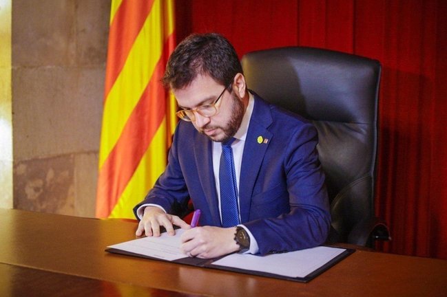 Pere Aragonès signa decret eleccions 30M