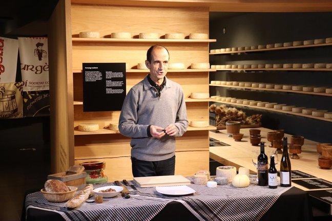 Pla obert del gastrònom Pep Palau durant la gravació d'un nou vídeo de tast de formatges per al canal virtual de la Fira de Sant Ermengol de la Seu d'Urgell. Imatge del 28 de gener de 2021 (Horitzontal).