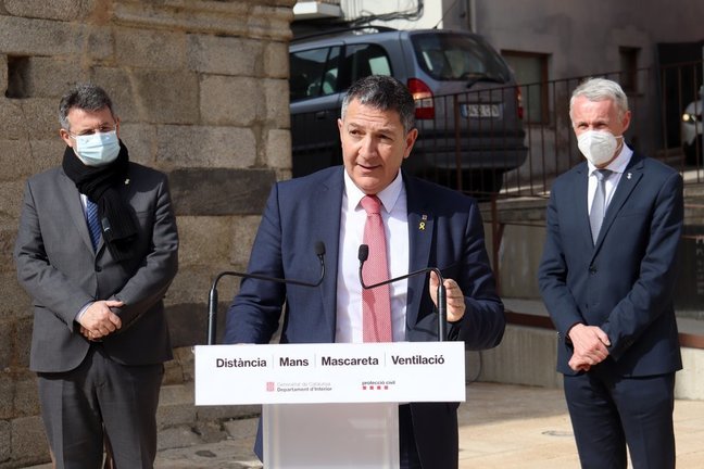 Pla mitjà del conseller d'Interior, Miquel Sàmper, intervenint despres de visitar les dependències de la policia local de Puigcerdà, amb l'alcalde Albert Piñeira i el president de la Diputació de Girona, Miquel Noguer, el 5 de març de 2021 (Horitzontal).