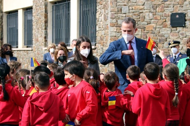 Pla mig dels reis d'Espanya saludant a alumnes  a l'escola Maria Moliner d'Andorra el 26 de març del 2021. (horitzontal)