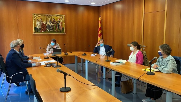 Pla obert de la reunió mantinguda a Puigcerdà entre els presidents dels consells comarcals de l'Alt Pirineu i la síndica d'Aran, Maria Vergés, presidida per la presidenta de la Cerdanya, Roser Bombardó. Imatge del 5 de maig de 2021 (Horitzontal).