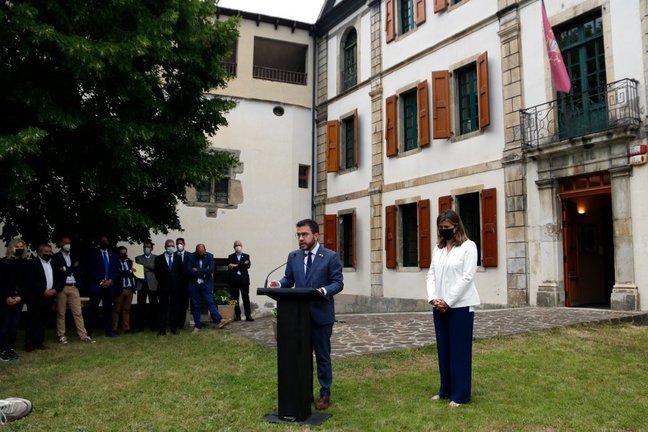 Pla general del president de la Generalitat, Pere Aragonès, i la síndica d'Arran, Maria Vergés, l'11 de juny del 2021. (Horitzontal)