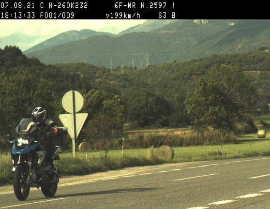 Pla obert on es veu la motocicleta detectada en un control de velocitat dels Mossos d'Esquadra a Montferrer i Castellbò amb el conductor que circulava a 199 km/h. Imatge del 7 d'agost de 2021 (Horitzontal)