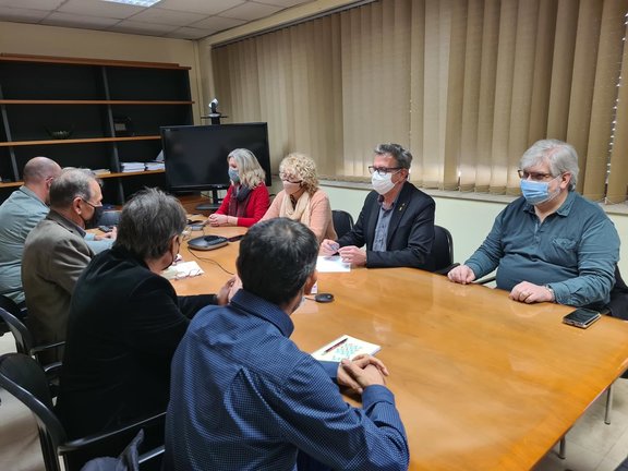Pla general de la reunió que ha mantingut el president de la Diputació de Lleida, Joan Talarn, amb els quatre alcaldes del Pallars Jussà afectats pel pas de la MAT. Imatge del 4 de novembre del 2021. (Horitzontal)