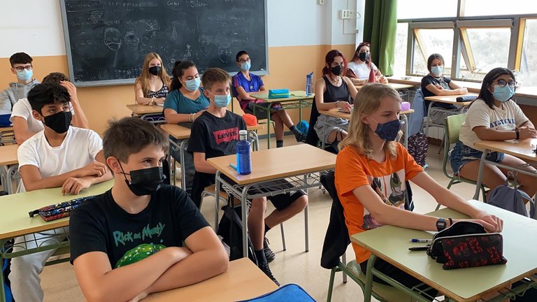 Pla obert d'un grup classe de secundària de l'Institut Escola d'Oliana (Alt Urgell) el primer dia de curs escolar. Imatge del 13 de setembre de 2021. (Horitzontal)