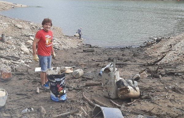 Toni Torrent voluntari neteja pantà Oliana