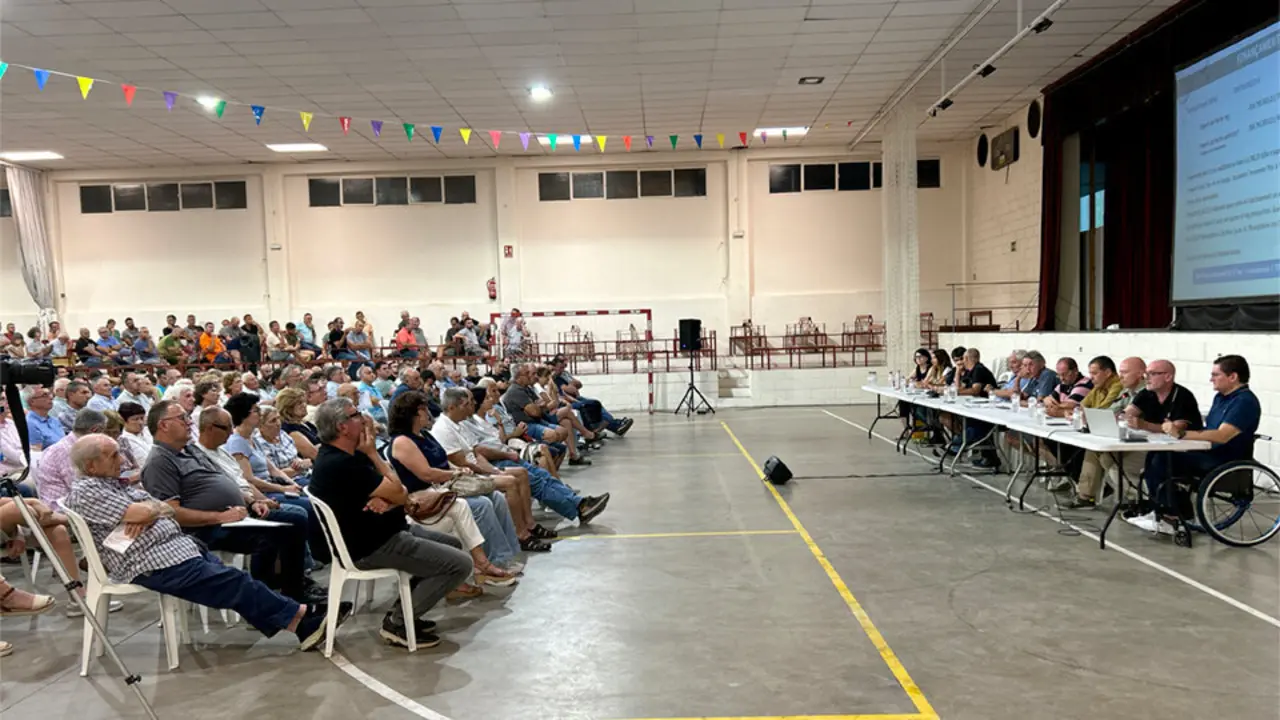 Assemblea informativa a Miralcamp &copy;JosepAP&eacute;rez