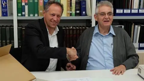 Signatura contracte cessió fons Bosom Ramon Moliner i Jaume Pallarolas