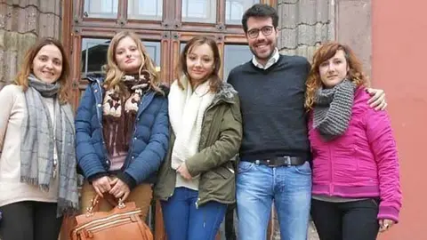 L'alcalde de la Seu Albert Batalla amb les volunt&agrave;ries europes.