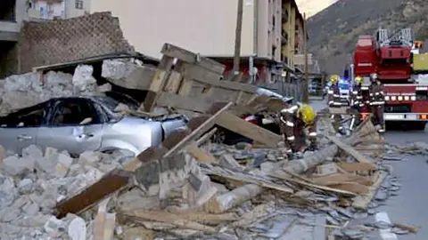 Imatge de l'edifici que s'ha desplomat i l'estat en qu&egrave; han quedat els vehicles.