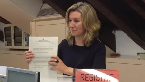 La diputada Rosa Amor&oacute;s al registre del Parlament