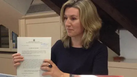 La diputada Rosa Amor&oacute;s al registre del Parlament